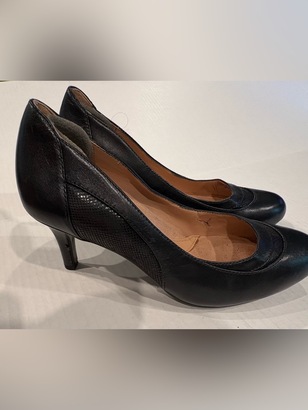 Naturalizer Black Leather Classic Mid-Heel Pumps
